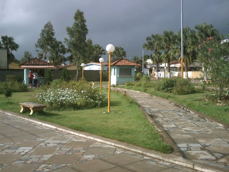 Praça em frente à Escola Professor Barros Guimarães e a Assembléia de Deus